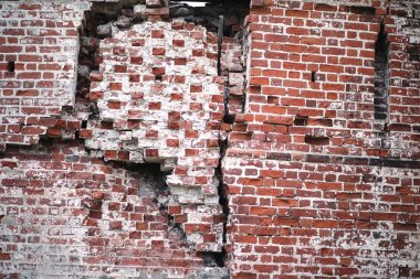 Çatallı eski tuğla duvar