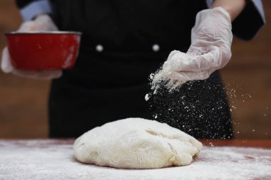 aşçı un masaya pişirme için yapar