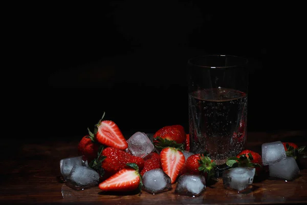 Färska mogna jordgubbar på ett träbord — Stockfoto