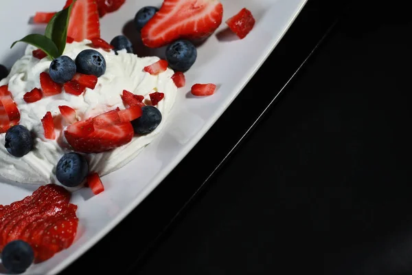 Творожный десерт со свежими ягодами — стоковое фото