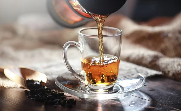 Bir hizmet tabloda çay demlendi