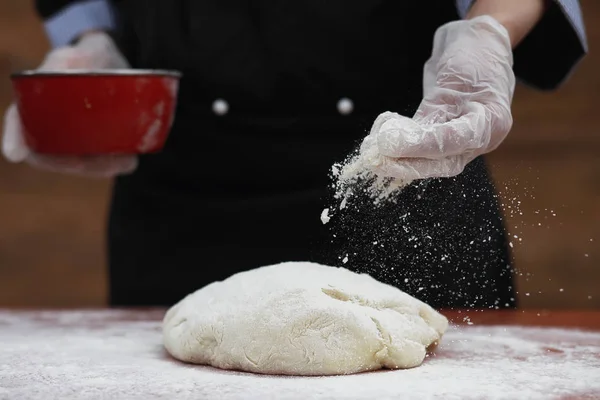 Der Koch macht Mehl zum Backen auf dem Tisch — Stockfoto