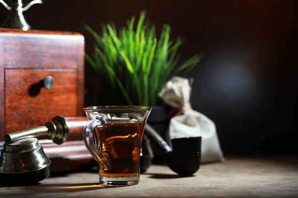 Cervejando chá em uma mesa de madeira — Fotografia de Stock