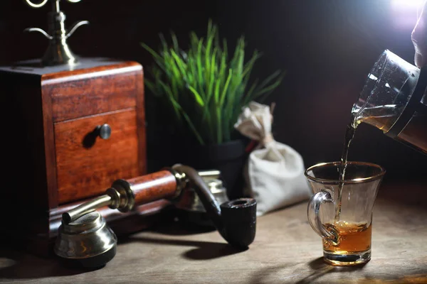 Brouwen van thee op een houten tafel — Stockfoto