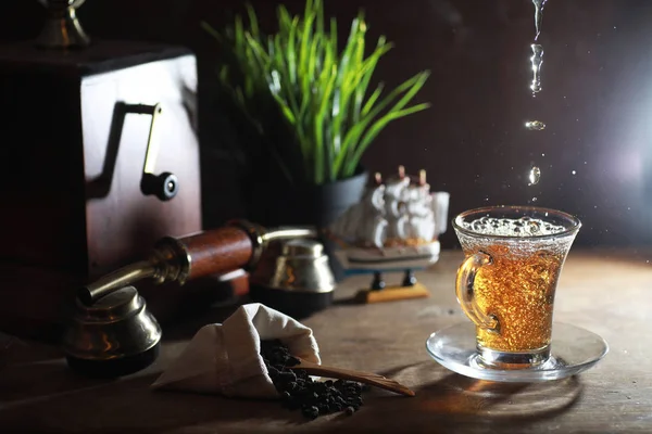 Tee aufbrühen auf einem Holztisch — Stockfoto