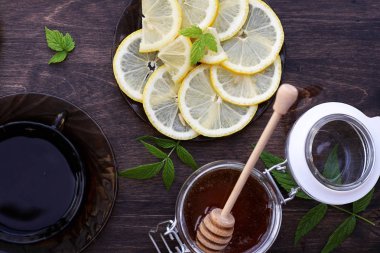 Taze bal ile siyah çay