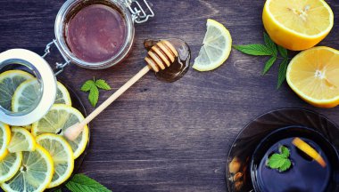 Bal ve limon. Tatlım sopa ve bir woo dilimlenmiş limon dilimleri