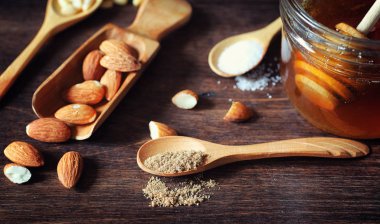 Charlotte elma ve fındık ile. Elma ile pişirme hazırlanması