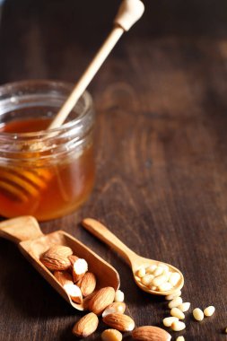 Bal ile kahvaltı için masaya taze fındık