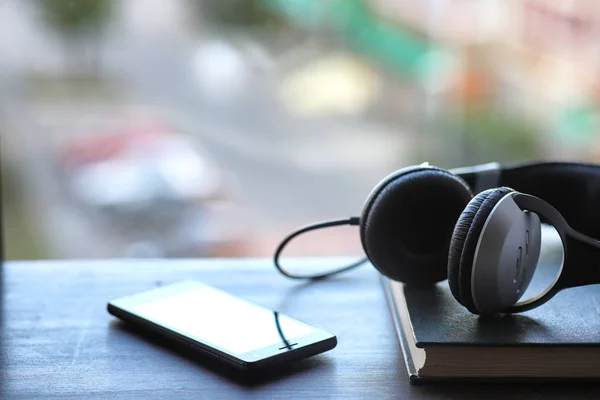 Een stapel van leerboeken hoofdtelefoon — Stockfoto