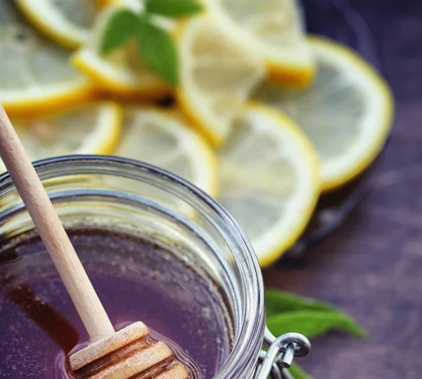 Teh dengan lemon dan mint di alam. Secangkir teh mint panas dengan le — Stok Foto