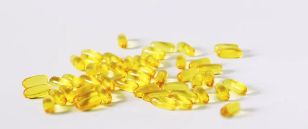 Medicamentos médicos cápsulas transparentes de cor amarela — Fotografia de Stock