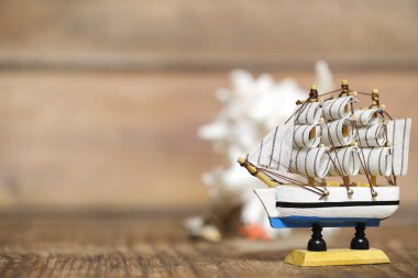 Eski ahşap gemi yelken ve direkleri oyuncak bir stand ile. Vintage ve