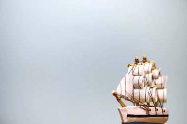 Eski ahşap gemi yelken ve direkleri oyuncak bir stand ile. Vintage ve