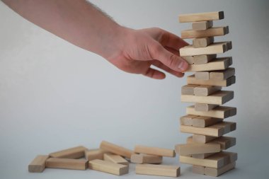 Masa oyunu jenga kulesi bir tahta sopa