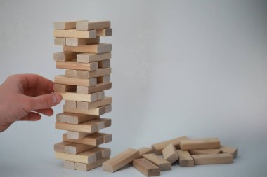 Masa oyunu jenga kulesi bir tahta sopa