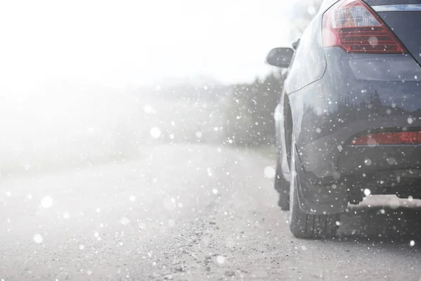 Un coche en una carretera rural en la primera nieve de otoño. El primer invierno —  Fotos de Stock