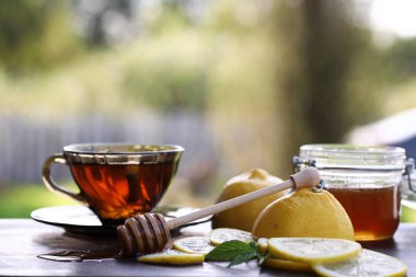 Taze bal ile siyah çay