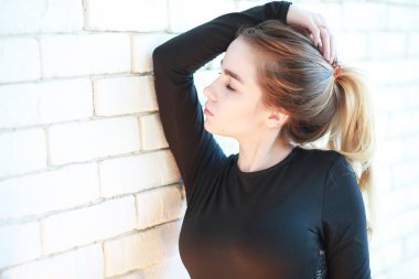 Genç bir kız rahat bir oda aittir