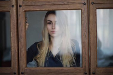 Genç kız evde rahatlatıcı