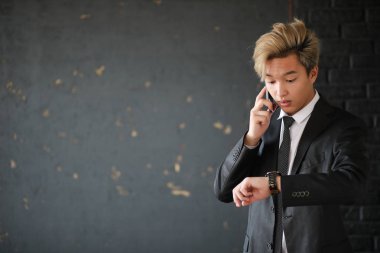 Genç Asyalı işadamı beyaz gömlek ve kravat