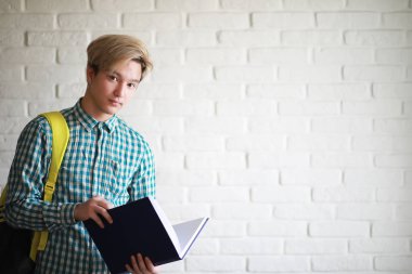 Bir sırt çantası öğrenci ile genç bir çocuk