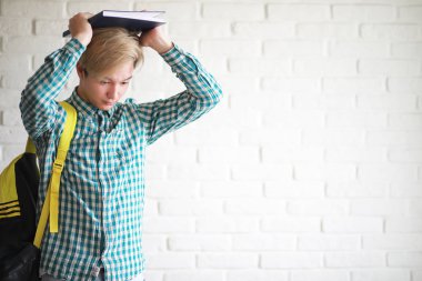 Bir sırt çantası öğrenci ile genç bir çocuk