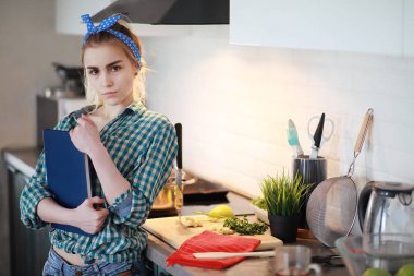 Sevimli Genç kız mutfakta yemek hazırlar