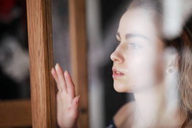 Islak saçlı güzel bir genç kız