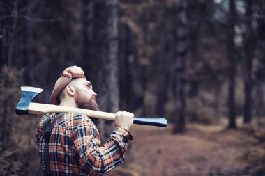 Büyük bir balta ile sakallı bir oduncu
