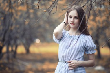 Bir yürüyüş ve sonbaharında genç kız 