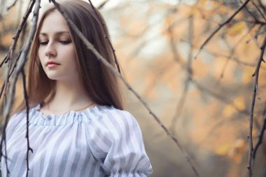 Bir yürüyüş ve sonbaharında genç kız 