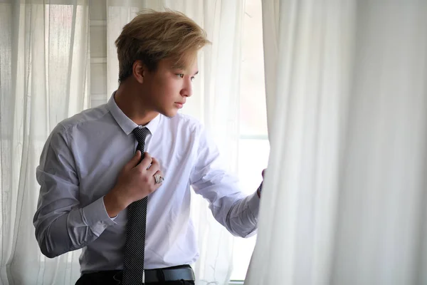 Joven hombre de negocios asiático en camisa blanca y corbata — Foto de Stock