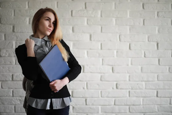 Ung Söt blond tjej student — Stockfoto