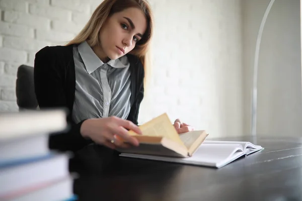 Ung Söt blond tjej student — Stockfoto