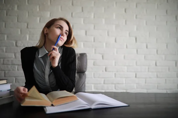 Jonge mooie blonde meisje student — Stockfoto