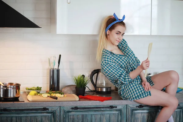 Ένα χαριτωμένο νεαρή κοπέλα στην κουζίνα προετοιμάζει τροφίμων — Φωτογραφία Αρχείου