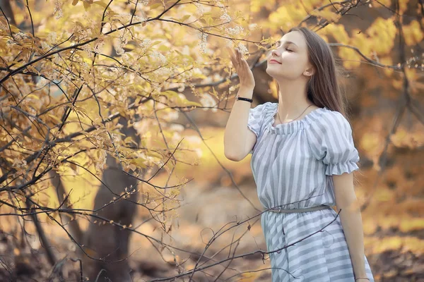 Chica joven en un paseo en el otoño — Foto de Stock