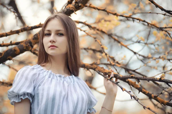 Ung jente på tur om høsten – stockfoto