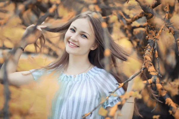 Jeune fille en promenade à l'automne — Photo