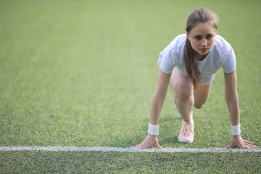 Egzersizleri yapıyor kız ve spor yaşam tarzı