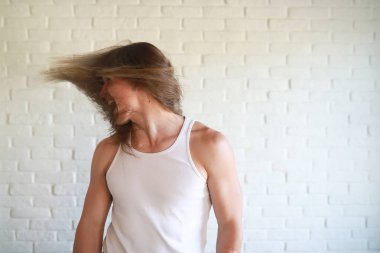 Uzun saçlı genç adam.