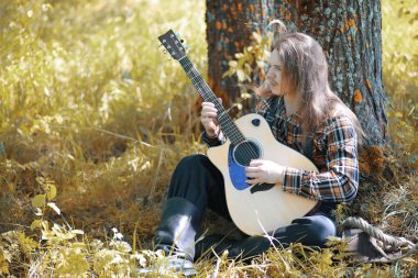 Sonbahar günü gitar adamla