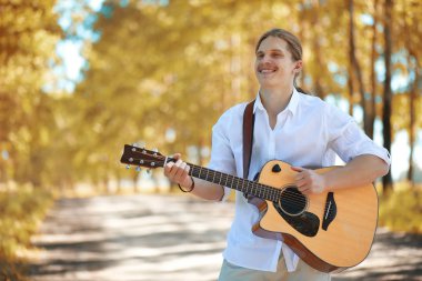 Sonbahar günü gitar adamla