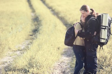 Bir sırt çantası ile yürüyerek seyahat