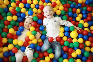 Küçük bir çocuk oyuncakla oynuyor.