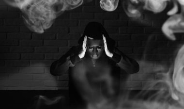 Siyah maske ve hood masada hacker