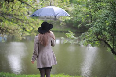 Bir ceket bir bahar parkta genç kız