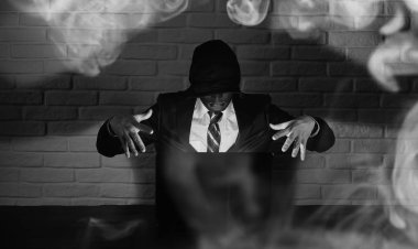 Siyah maske ve hood masada hacker