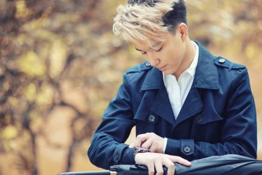 Sonbahar yağmurlu hava ve bir şemsiye ile genç bir adam